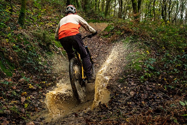 riding a specialized kenevo through muddy puddles